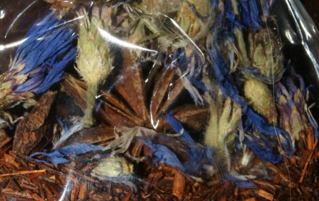 Detail Rooibos, steranijs en Korenbloem